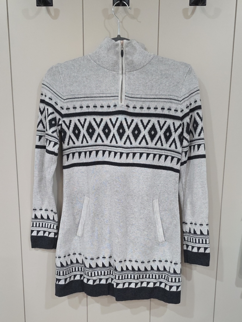 Cynthia Rowley Light Gray and Black Half-Zip Geometric Knit Sweater